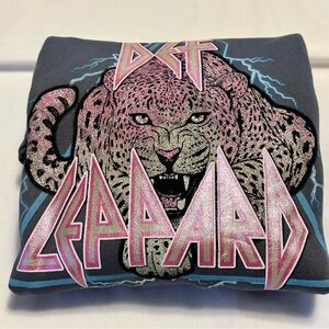 Def Leppard Graphic Sweatshirt Women’s Size Small Cozy Oversized